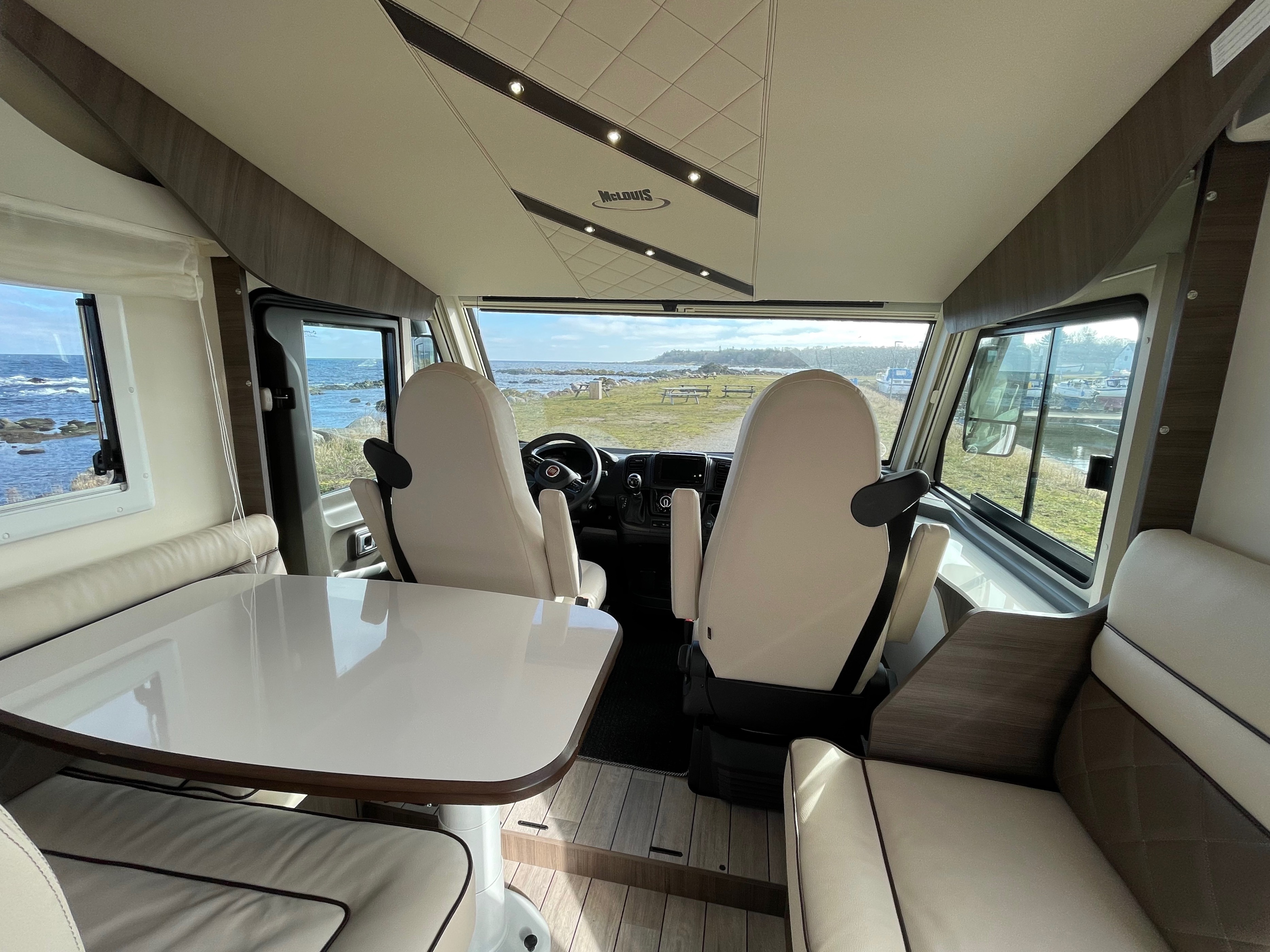 Hel-integreret autocamper - McLouis dobbeltseng og sænkeseng - billede 11