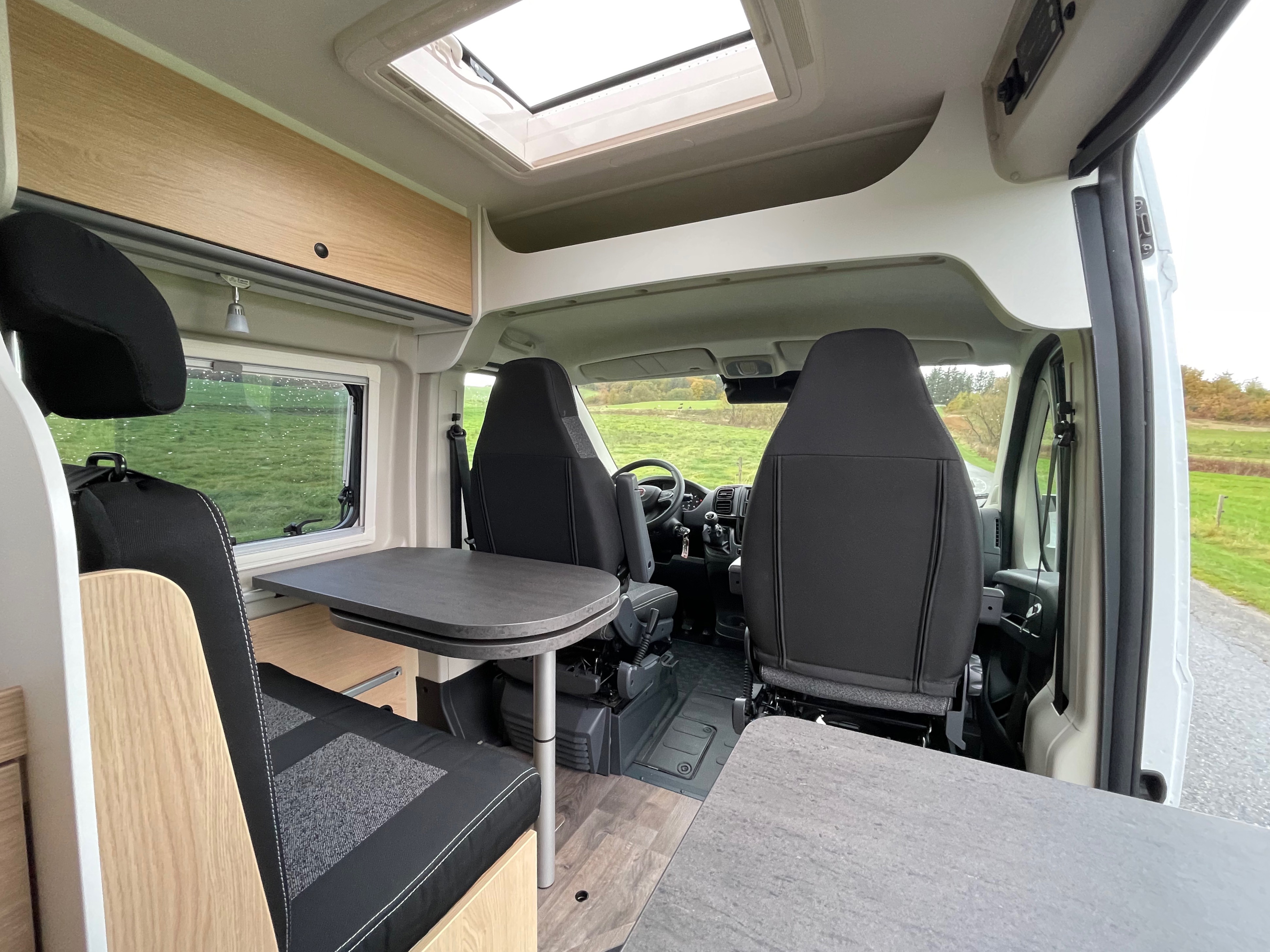 Camper van til 2+2 personer. Med trækkrog til 2,5 tons - billede 2