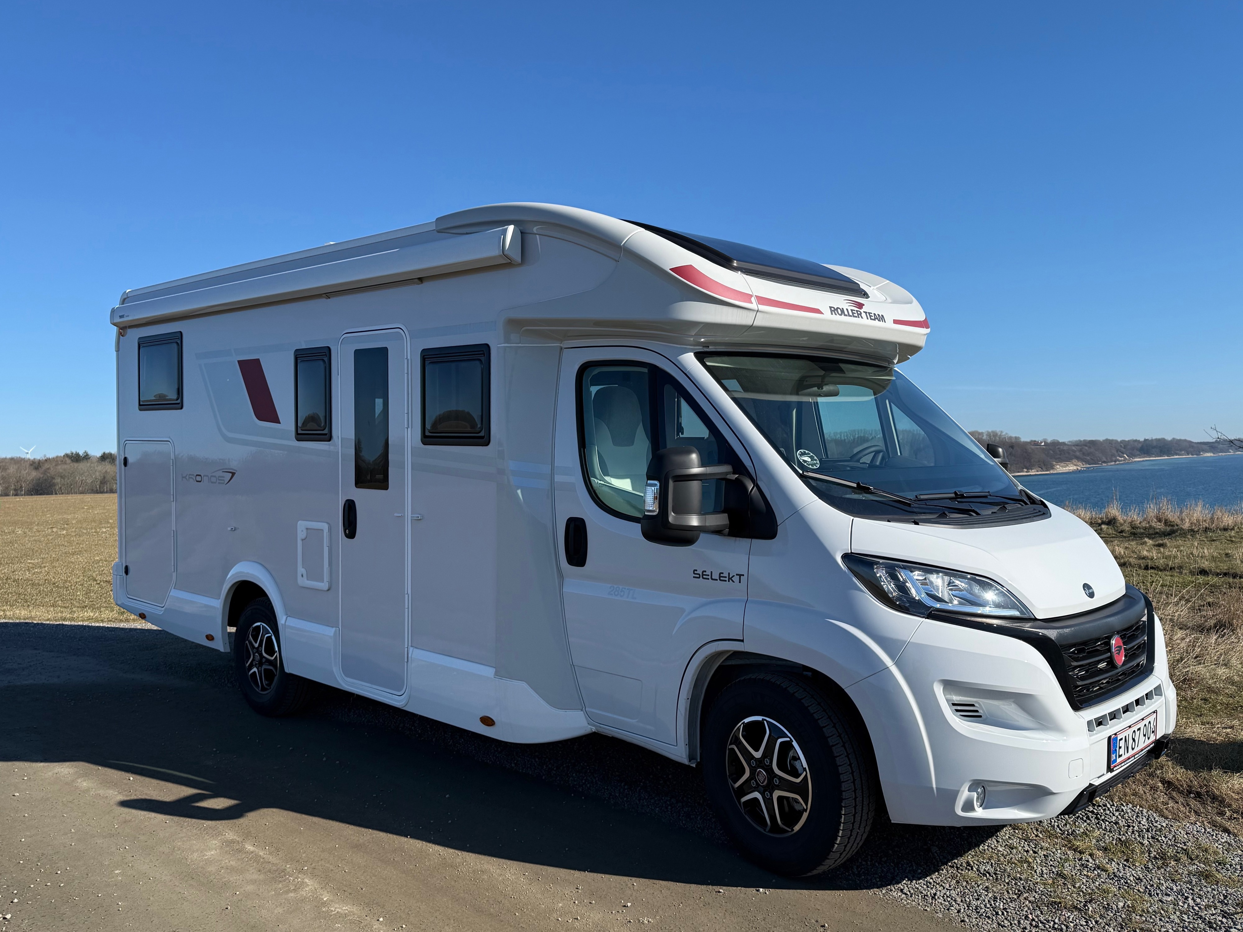 Del-integreret autocamper - Rollerteam enkeltsenge og sænkeseng