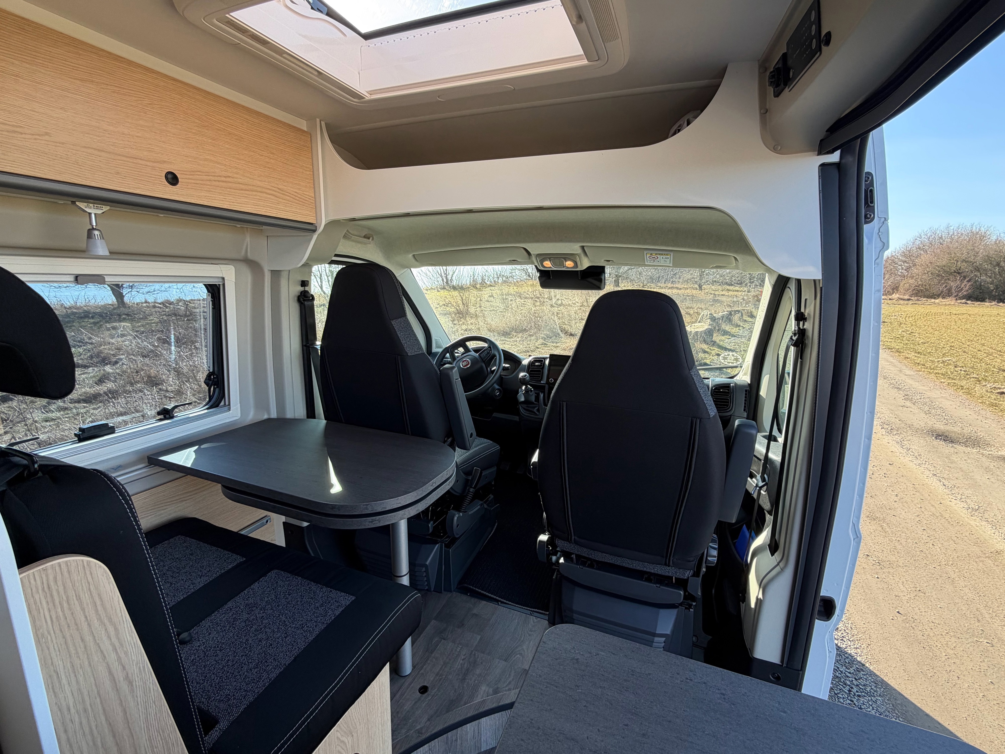 Camper van til 2+2 personer. Med trækkrog til 2,5 tons - billede 3