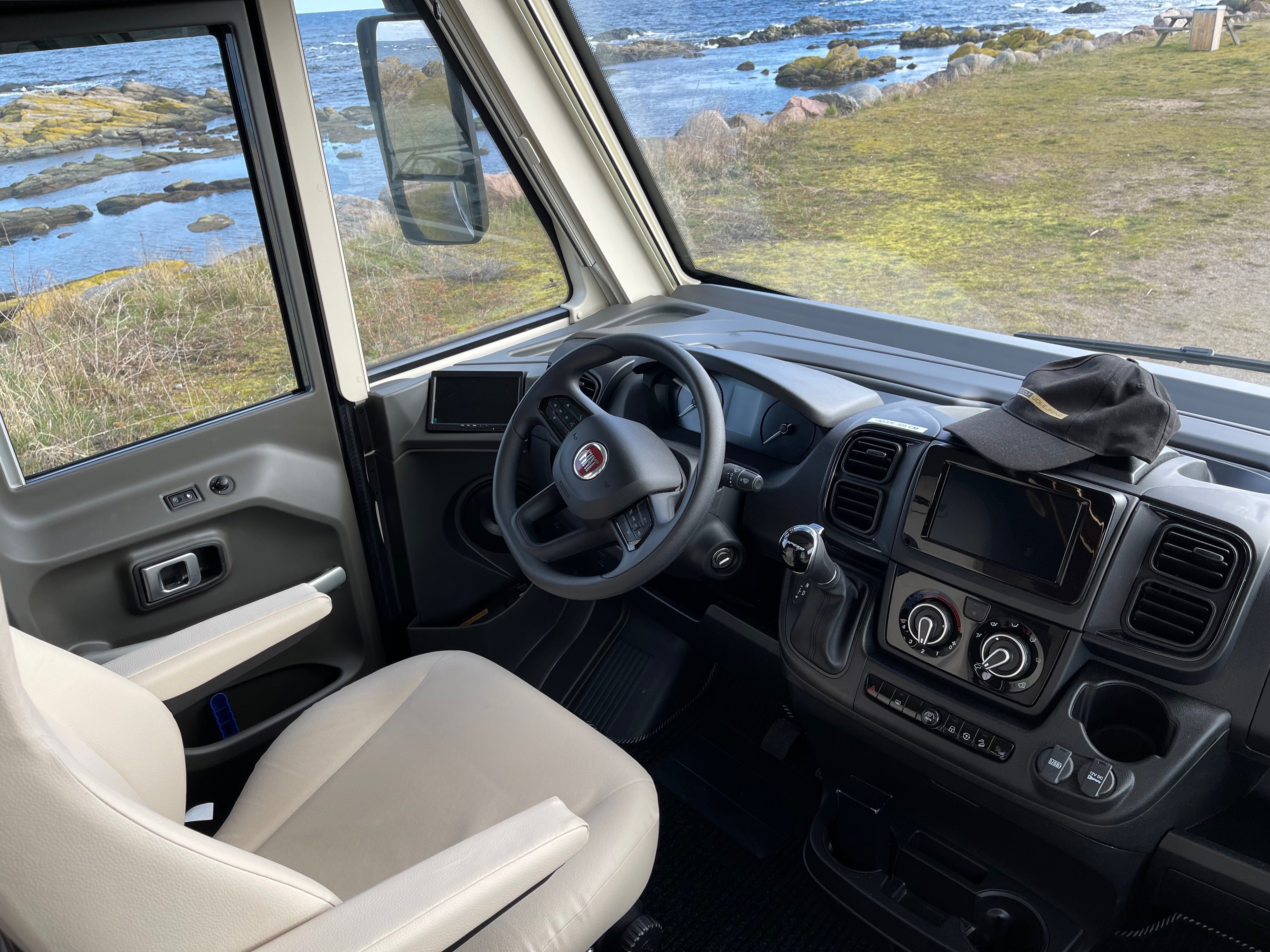Hel-integreret autocamper - McLouis dobbeltseng og sænkeseng - billede 12