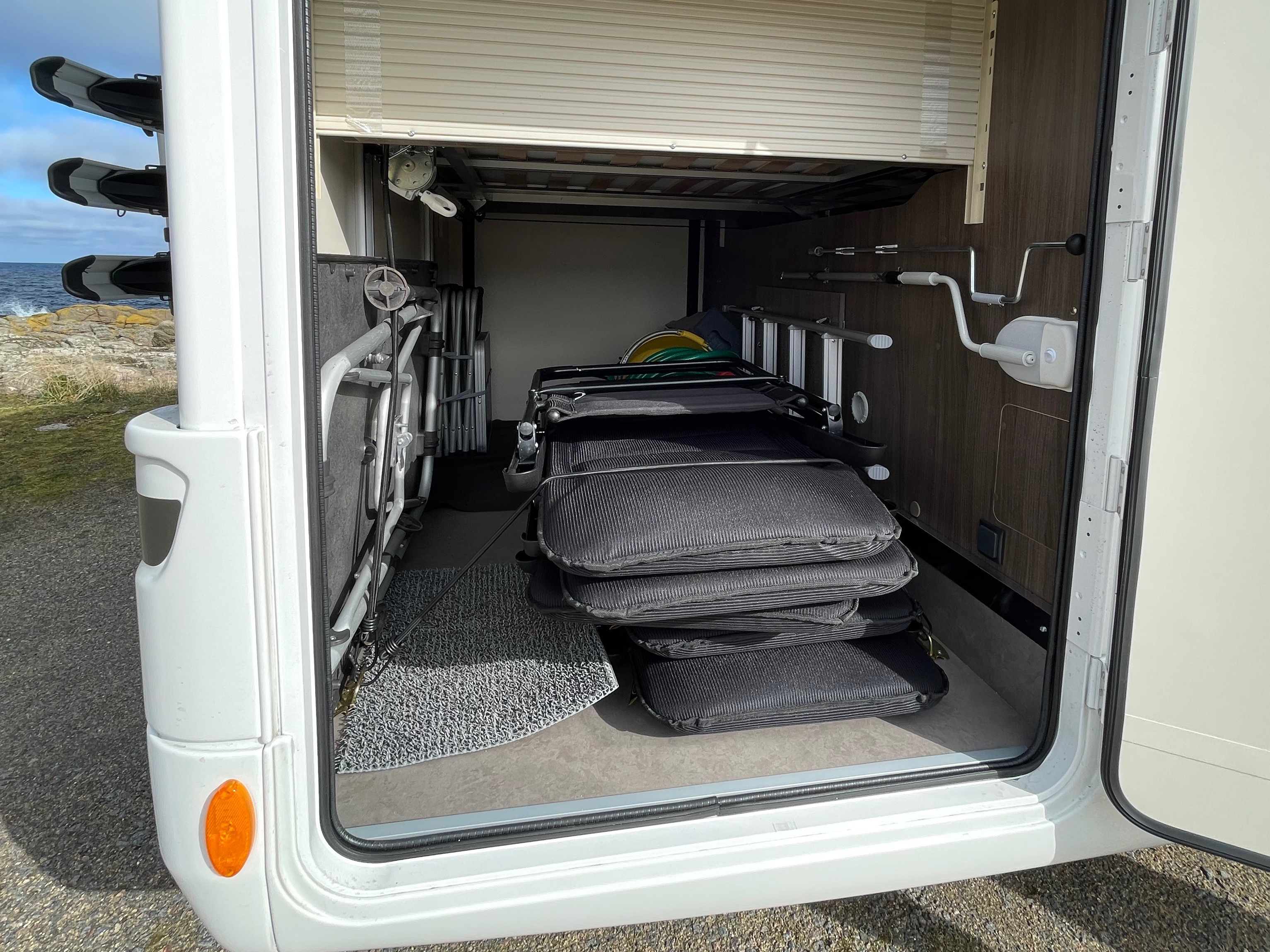 Hel-integreret autocamper - McLouis dobbeltseng og sænkeseng - billede 14