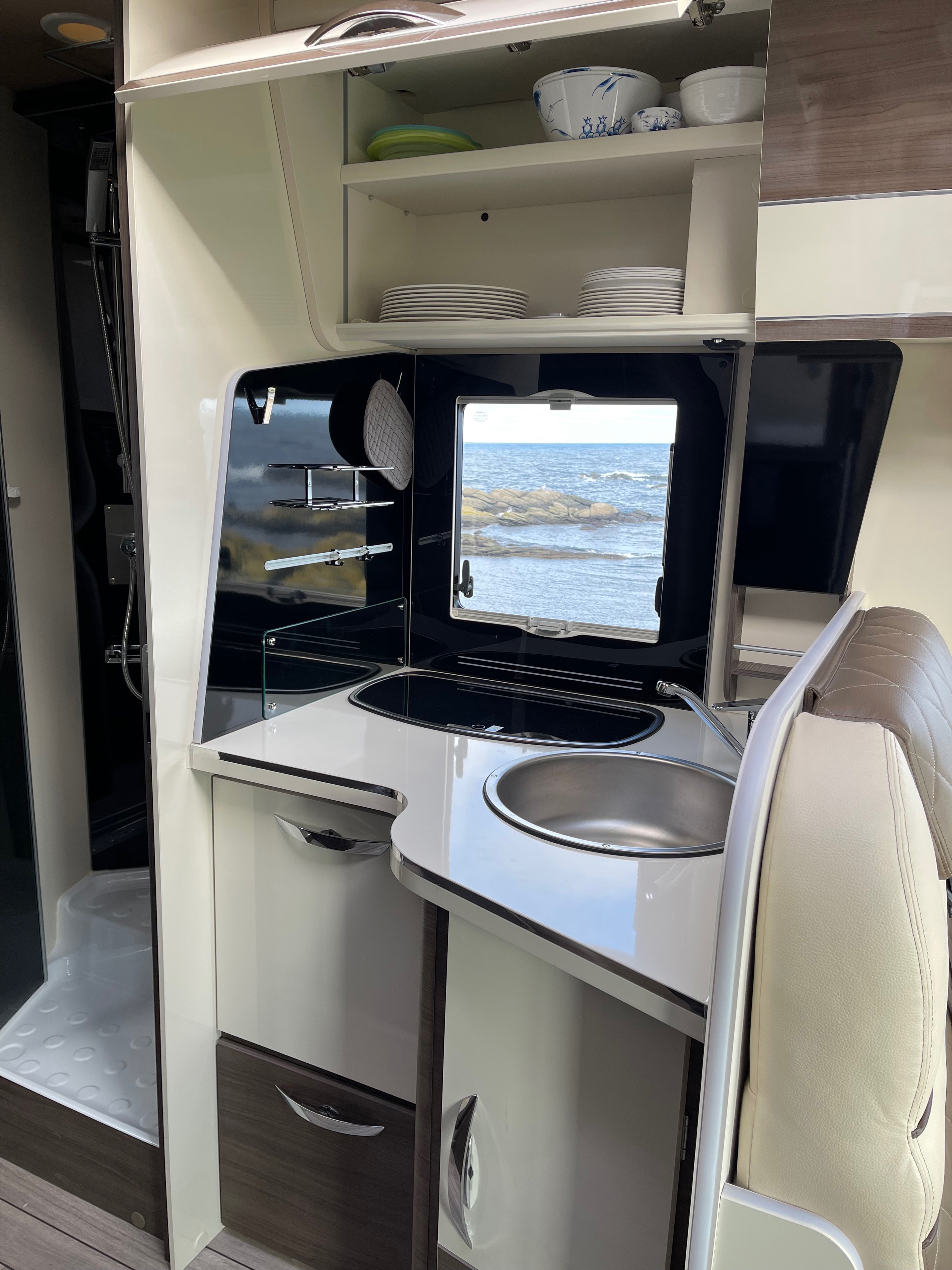 Hel-integreret autocamper - McLouis dobbeltseng og sænkeseng - billede 4