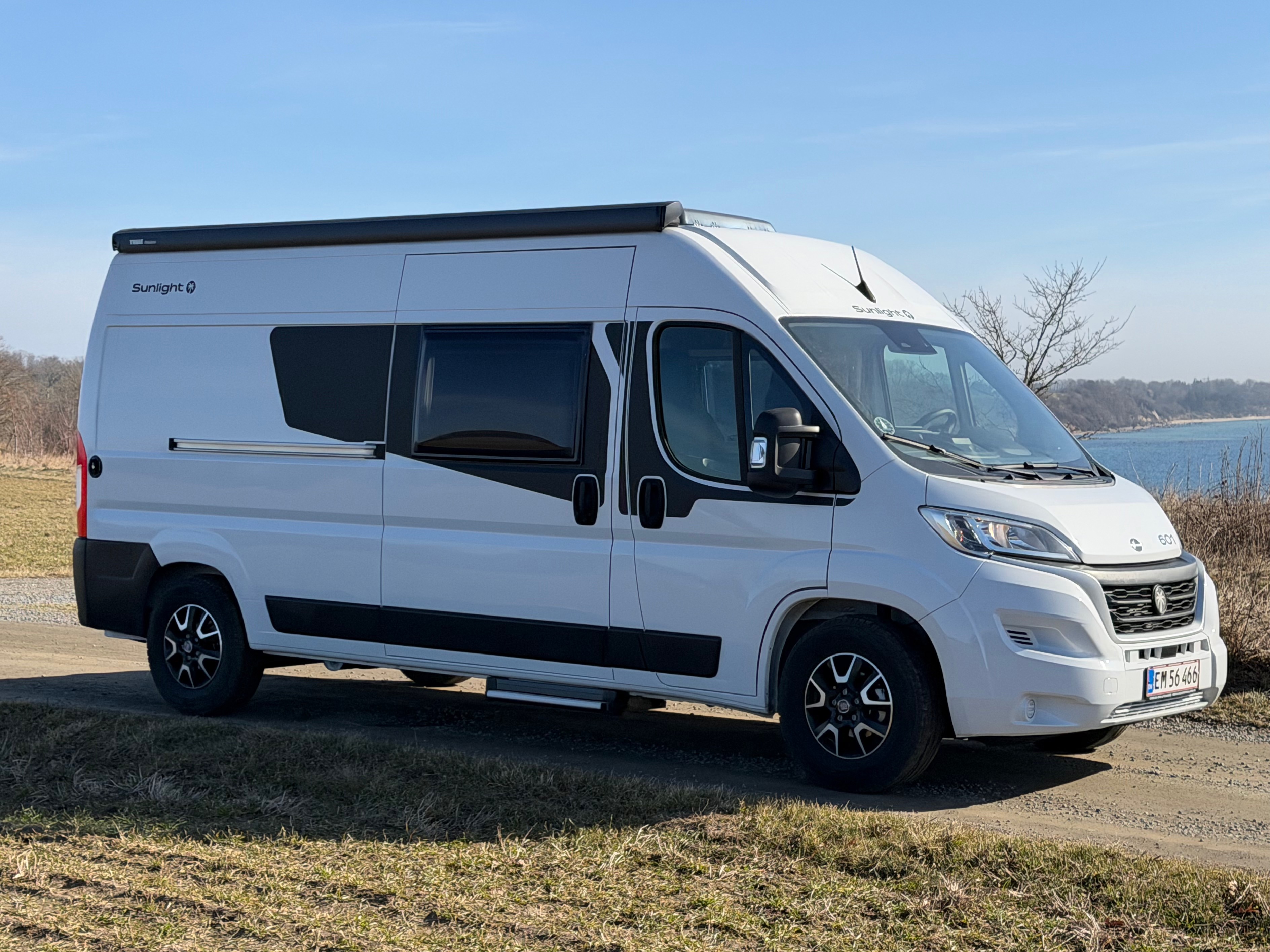 Camper van til 2+2 personer. Med trækkrog til 2,5 tons