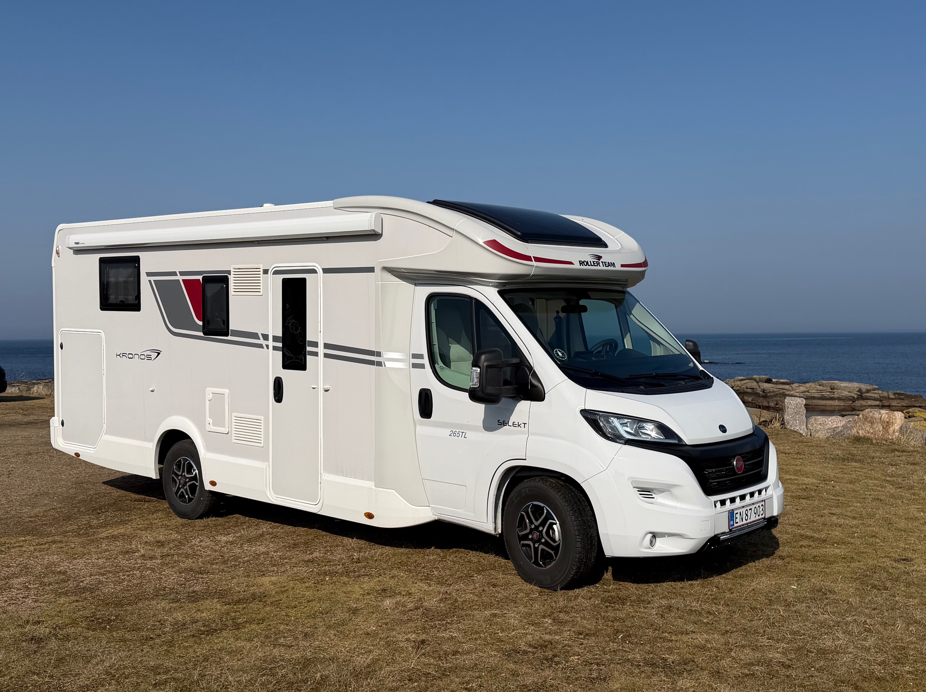 Del-integreret autocamper - Rollerteam dobbeltseng og sænkeseng