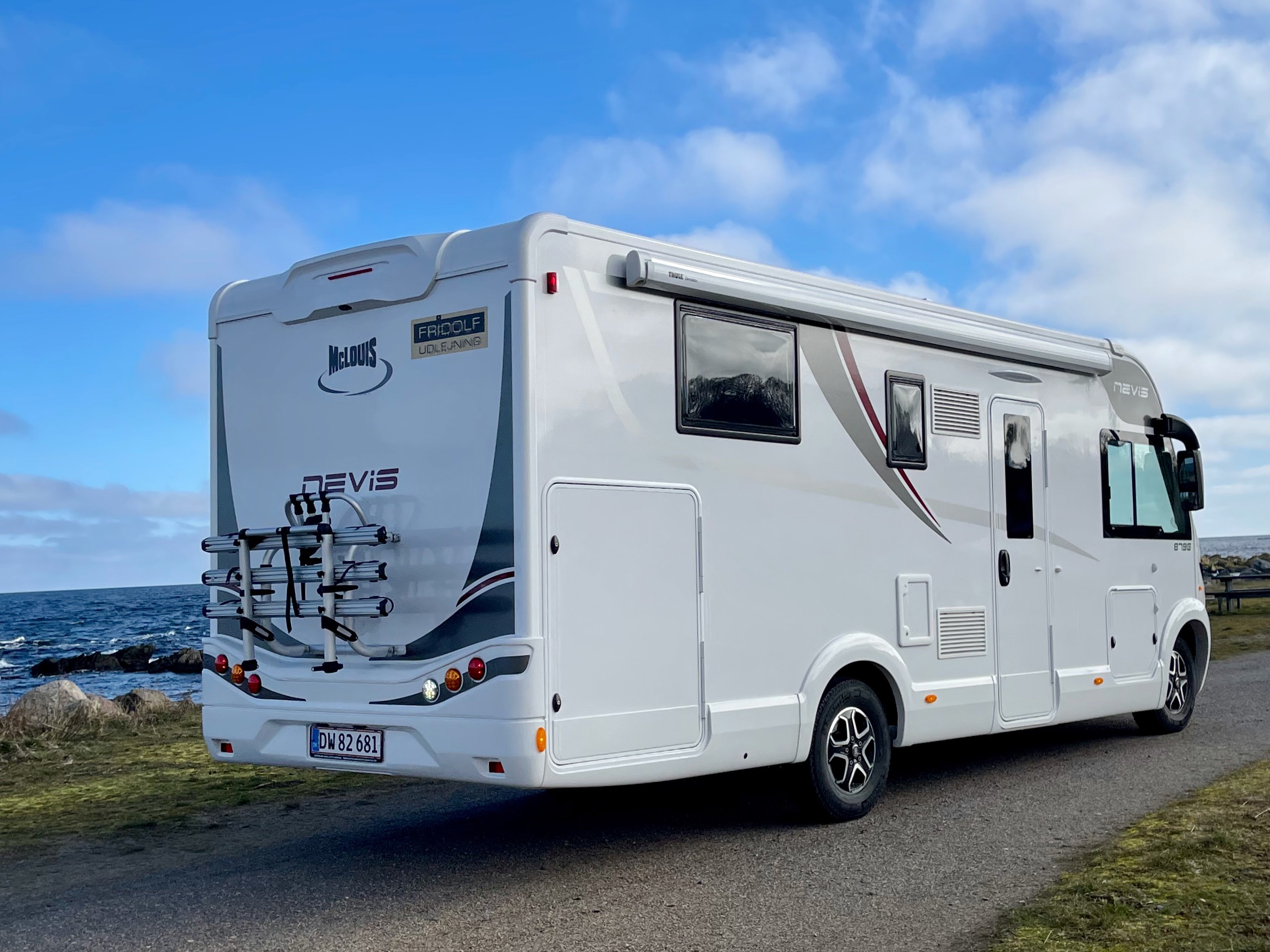 Hel-integreret autocamper - McLouis dobbeltseng og sænkeseng - billede 15