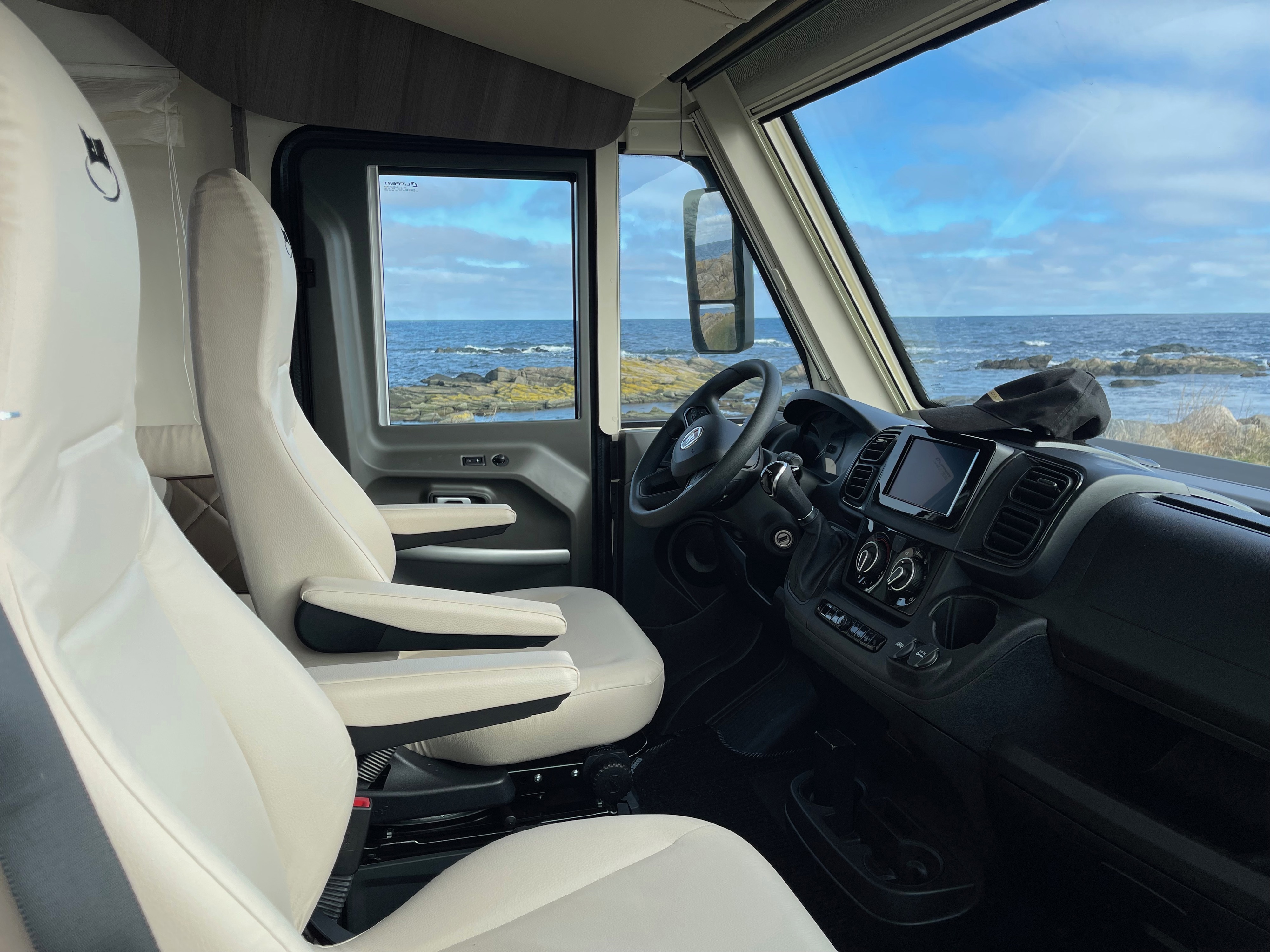 Hel-integreret autocamper - McLouis dobbeltseng og sænkeseng - billede 13